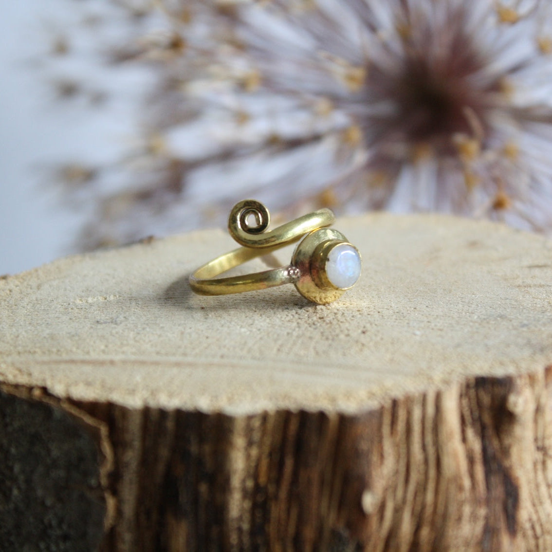 Ananta Ring_boho at heart_Moonstone_Mondstein_Messing_geschwungen