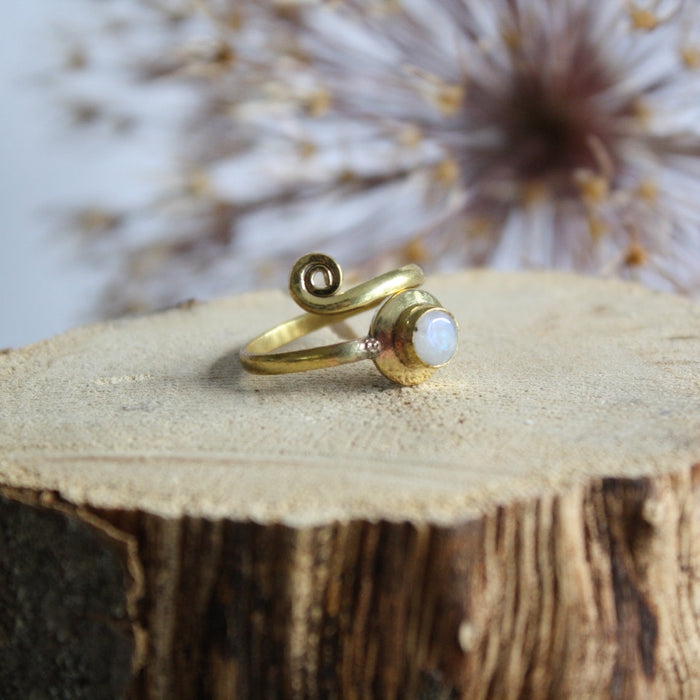 Ananta Ring_boho at heart_Moonstone_Mondstein_Messing_geschwungen