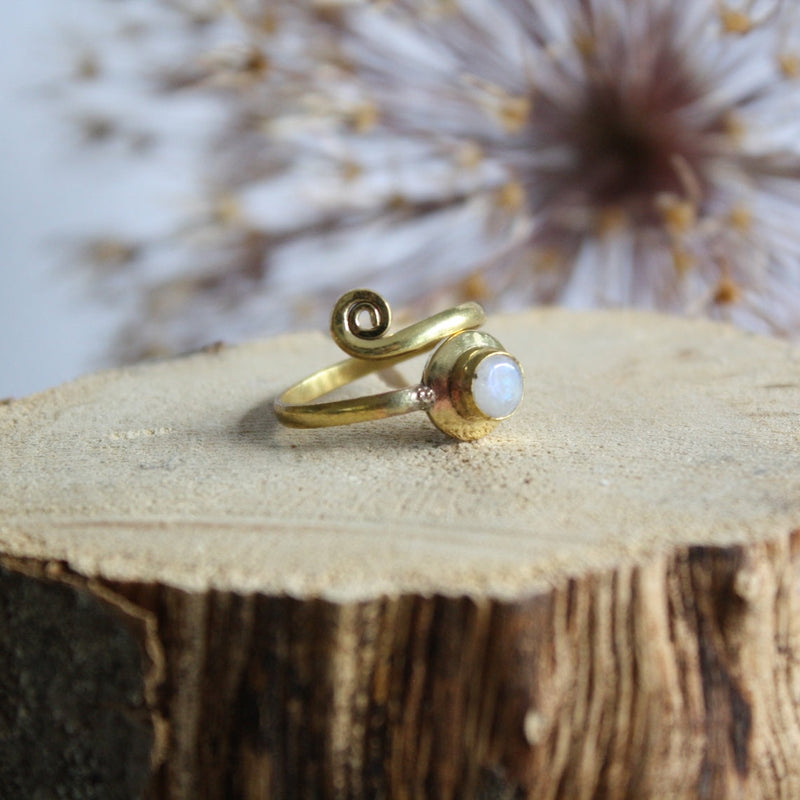 Ananta Ring_boho at heart_Moonstone_Mondstein_Messing_geschwungen
