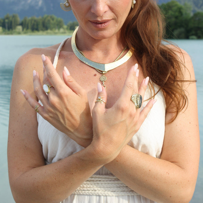 Ananta Ring_boho at heart_Moonstone_Mondstein_Messing_geschwungen 2
